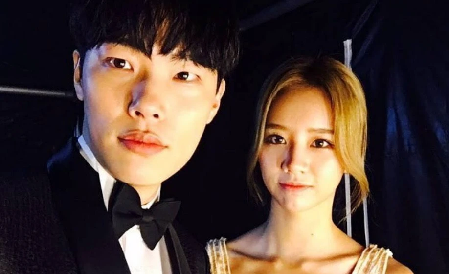 هيوري من Girl’s Day تفاجئ حبيبها ريو جون يول شخصيًا بمناسبة عيد ميلاده في موقع تصوير دراما "لعبة المال"